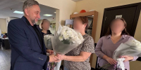 «Цветы мамам Героев»: «Единая Россия» в Домодедове поздравила жен и матерей участников СВО - Администрация г. Домодедово