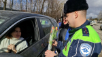 В преддверии 8 Марта прошла акция «Дарите женщинам цветы!» от подмосковных автоинспекторов