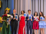 Для выпускников Домодедова развернули красную дорожку и сделали свой бриг «Алые паруса»