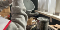 Волонтёры Подмосковья заливают окопные свечи - Газета Призыв