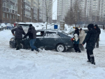 Откапывают машины и чистят дворы: жители Домодедова помогают коммунальщикам в снегопад